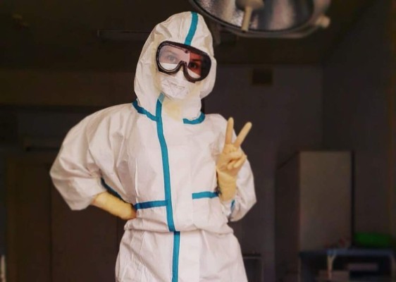 Así es Nadezhda Zhúkova, la sexy enfermera que se volvió modelo