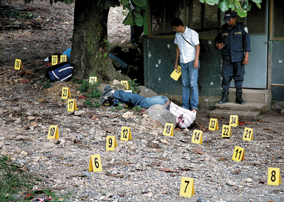 Tres hombres muertos deja tiroteo en cafetería