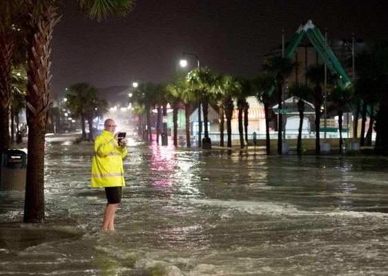 Isaías azota Carolina del Norte y hay riesgo de inundaciones mortales