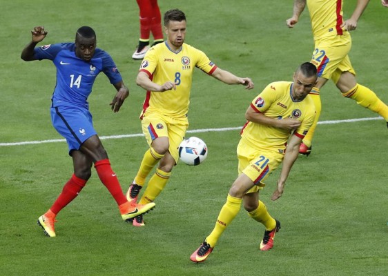 Francia vence 2-1 a Rumanía en la apertura de 'su' Eurocopa
