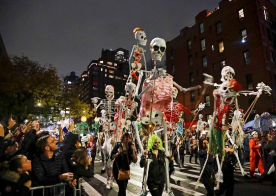 Juerguistas participan en el desfile de Halloween del Greenwich Village en Nueva York, el 31 de octubre del 2019. Foto AP.