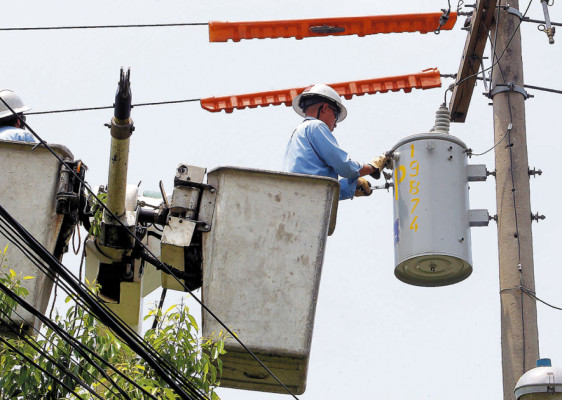 Sindicato denuncia ajustes selectivos en estatal eléctrica