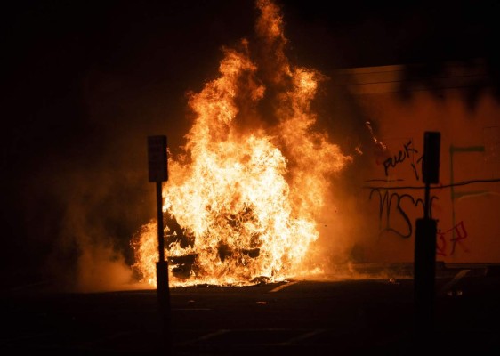 Fuertes manifestaciones en Minneapolis dejan un muerto y varios edificios en llamas (FOTOS)  