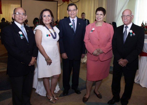 Brindan por aniversario patriótico de México