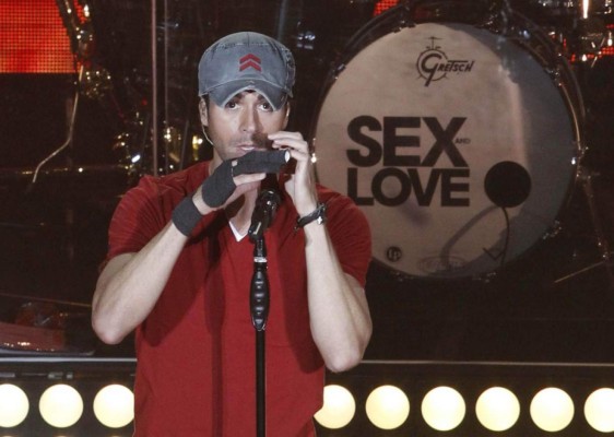 Enrique Iglesias se presenta borracho en concierto