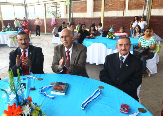 Familiares de Jesús Aguilar Paz reciben homenaje