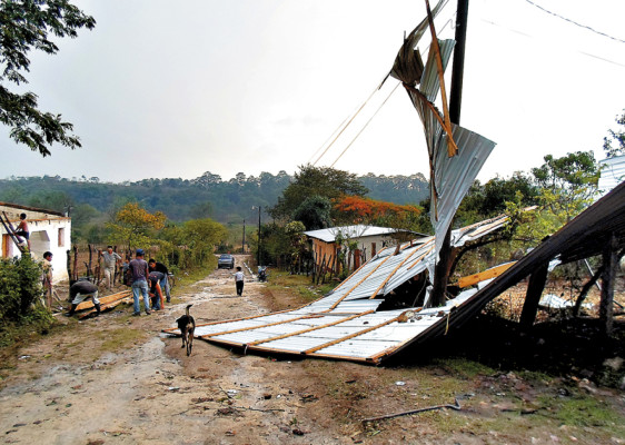 Unas 50 viviendas quedan sin techo por vendaval