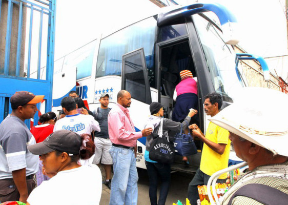 Miles de capitalinos al reencuentro con los suyos