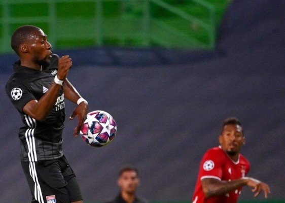 Karl Toko Ekambi de Lyon controla el balón durante el partido de fútbol semifinal de la Liga de Campeones entre Lyon y Bayern en el estadio José Alvalade en Lisboa, Portugal. Foto AP.