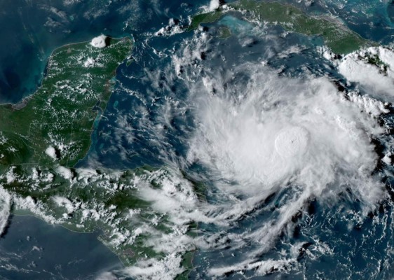 Belice esperaba fuertes precipitaciones sobre el sur y el centro del país, lo que podría provocar inundaciones repentinas y posibles deslizamientos de tierra. Foto AFP.