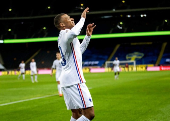 El francés Kylian Mbappé celebra su gol durante el partido de fútbol de la Liga de Naciones de la UEFA entre Suecia y Francia en el Friends Arena. Foto AP.