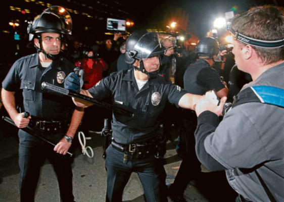 Anti-Wall Street resiste tras desafiar a policías