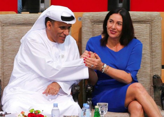 La ministra de Cultura y Deporte de Israel, Miri Regev, a la derecha, le da la mano a Mohamed Bin Tha'loob Al Derai, presidente de la Federación de Lucha Libre de Judo y Kickboxing de los Emiratos Árabes Unidos. Foto AP.