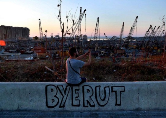 FOTOS: Tras explosión, libaneses huyen del dolor, la corrupción y la crisis política