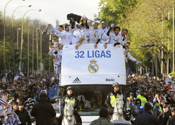 '¡Campeones, Campeones!'... Real Madrid festeja en Cibeles