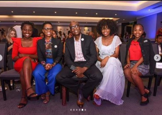 Las tiernas imágenes de Zozibini Tunzi junto a sus padres tras ganar Miss Universo 2019