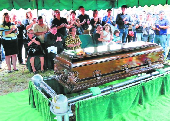 Con dolor despiden a doctora que siempre atendió a los necesitados