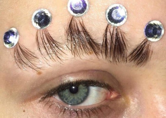 Extravagantes tendencias en pestañas que son furor en redes sociales