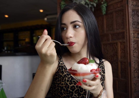 La modelo Astrid Carrillo degustó una exquisita gelatina de leche blanca con salsa de fresa y leche condensada