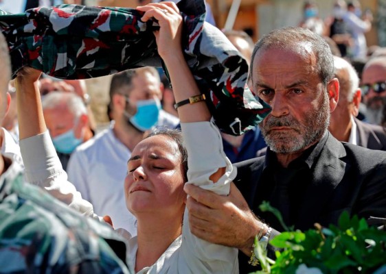 FOTOS: Tras explosión, libaneses huyen del dolor, la corrupción y la crisis política