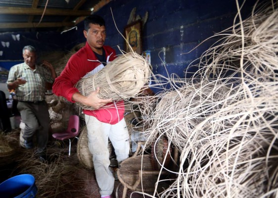 Don Jesús, pionero del arte del mimbre y metal