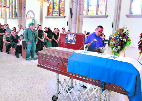 'Desde el firmamento ayudarás a seguir construyendo Honduras”