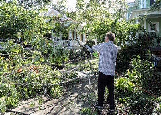 Isaías azota Carolina del Norte y hay riesgo de inundaciones mortales