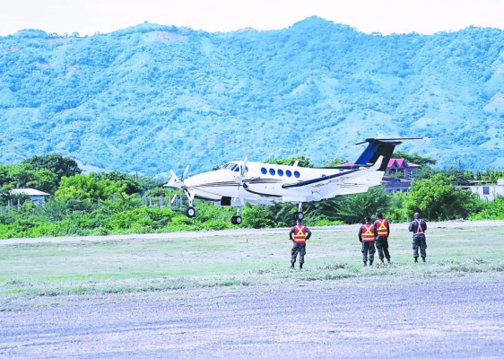 Juan Orlando Hernández inaugura terminal en aeródromo de la ciudad de Choluteca
