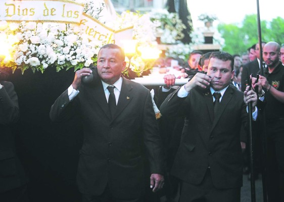 Devotos acompañan el cortejo del Cristo Yacente