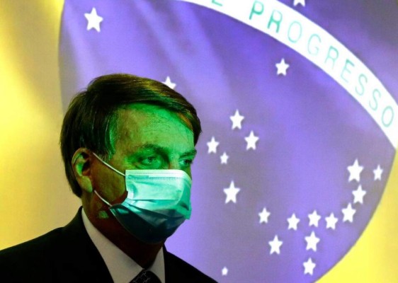 El presidente de Brasil Jair Bolsonaro porta una mascarilla al inicio de una ceremonia en Brasilia. Foto AP.