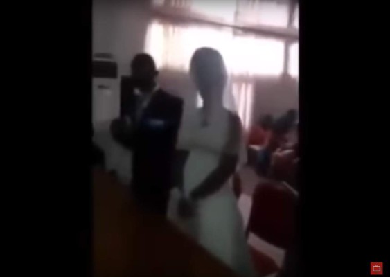 VIDEO: Amante interrumpe boda usando vestido idéntico al de la novia