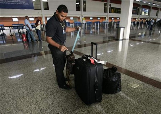 Levantan evacuación de aeropuerto de Niza tras amenaza de bomba