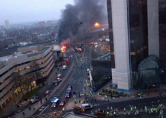 Dos muertos tras estrellarse helicóptero en el centro de Londres