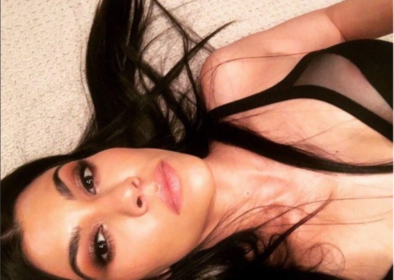 Kourtney Kardashian juega baloncesto en diminuto bikini