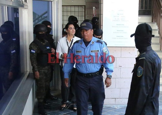 Sonriente llegó Rosa Elena Bonilla de Lobo a la audiencia inicial