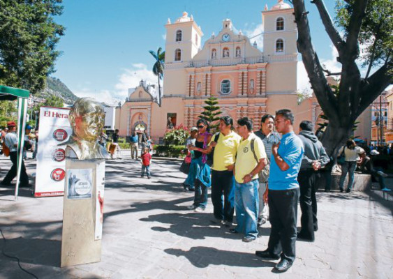 Capitalinos contemplaron busto del mensajero de la paz