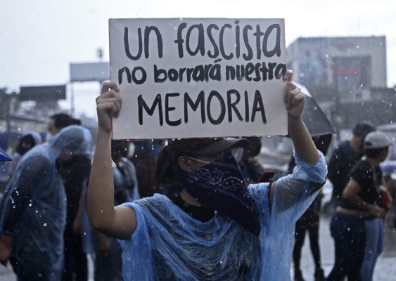 'Dictador' y 'drogokele': las protestas contra Bukele por destitución de magistrados (FOTOS)