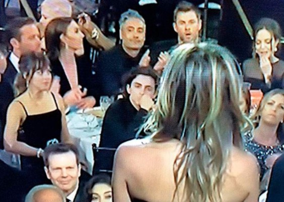 Al lado derecho de la imagen se observa a Jolie retocando su maquillaje mientras Aniston presenta un premio. Foto captura Twitter