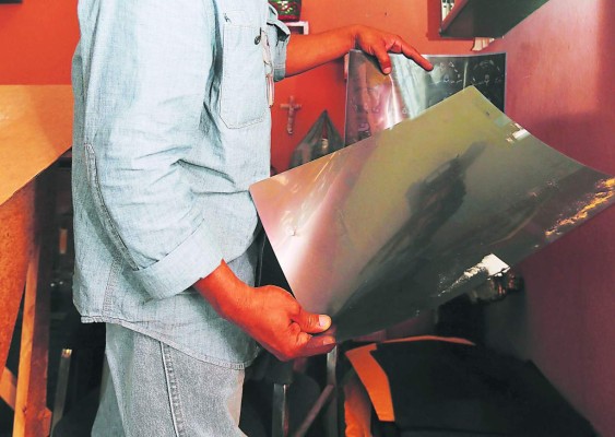 Don Óscar, el artista que hace joyas con radiografías