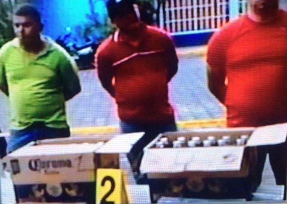 Policías hondureños ocultaban 10 mil dólares en cajas de cerveza