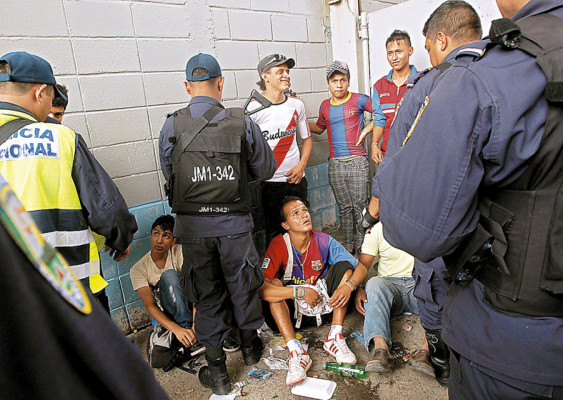 Despliegue policial brindó seguridad durante desfiles patrios