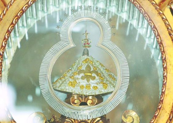 Tambores, maracas y canto para la Morenita