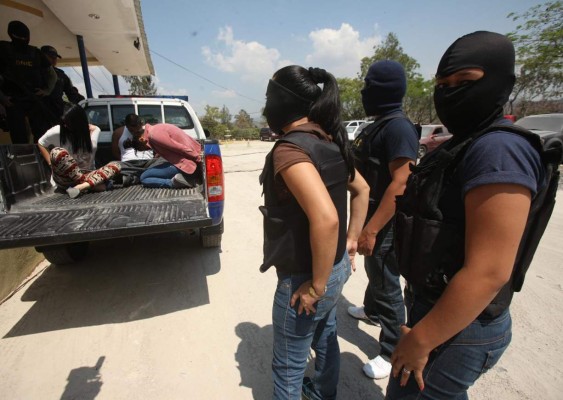 Siluetas femeninas enfrentan el peligro