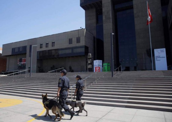 Policías patrullan con sus perros, frente al lugar donde los dignatarios visitantes asistirán a la Cumbre de las Américas en Lima, Perú. Agencia AP.