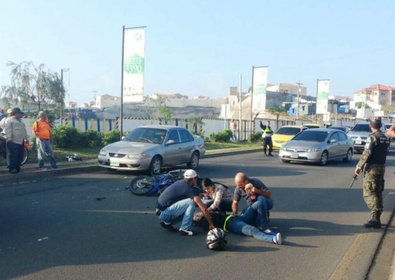 Una persona herida tras choque entre rapidito y una motocicleta en el Anillo Periférico