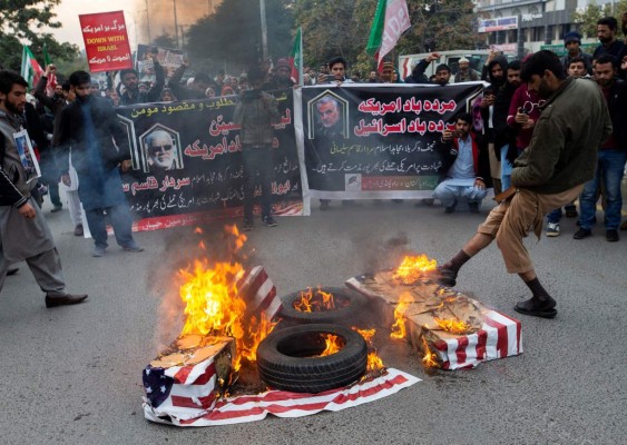 'Estados Unidos es el gran Satanás', gritan en Irak en medio de fuerte tensión