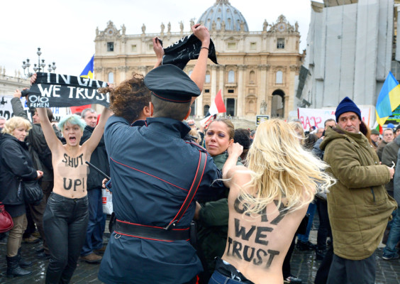 Cuatro mujeres se desnudan frente al Papa