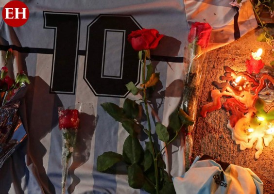 Grandes y chicos lloran a Maradona, el 'pibe de oro' que les llevó a la gloria (FOTOS)