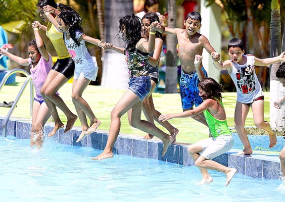 Belleza y diversión inundan balnearios en la capital