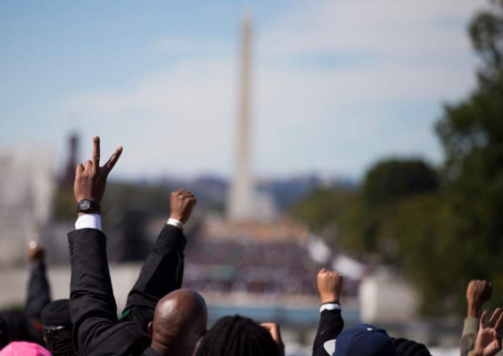 Miles asisten a aniversario de marcha negra